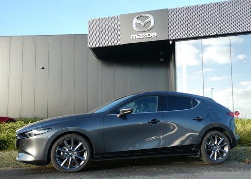 Prachtige Mazda 3 tweedehands directiewagen kopen bij Garage Dochy Izegem