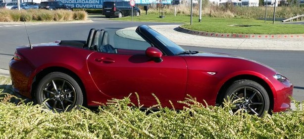 Knappe cabriolet Mazda MX-5 tweedehands Soul Red kopen bij Garage Dochy Izegem 
